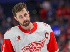 Dylan Larkin údajne žiada Red Wings o výmenu po suchu v play-off Dylan Larkin údajne žiada Red Wings o výmenu po suchu v play-off