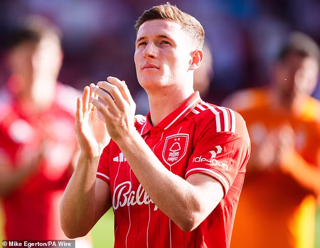 Elliot Anderson je pripravený podpísať zmluvu s Man City za 116 miliónov libier, ale jeho prestupová čiastka bude údajne na 31. mieste v najdrahších zmluvách Premier League, keď sa upraví spolu s infláciou.