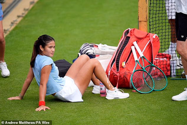 Bývalý šampión US Open mal počas nedeľňajšieho tréningu vo Wimbledone stále ťažké popruhy na pravom členku a holeni.