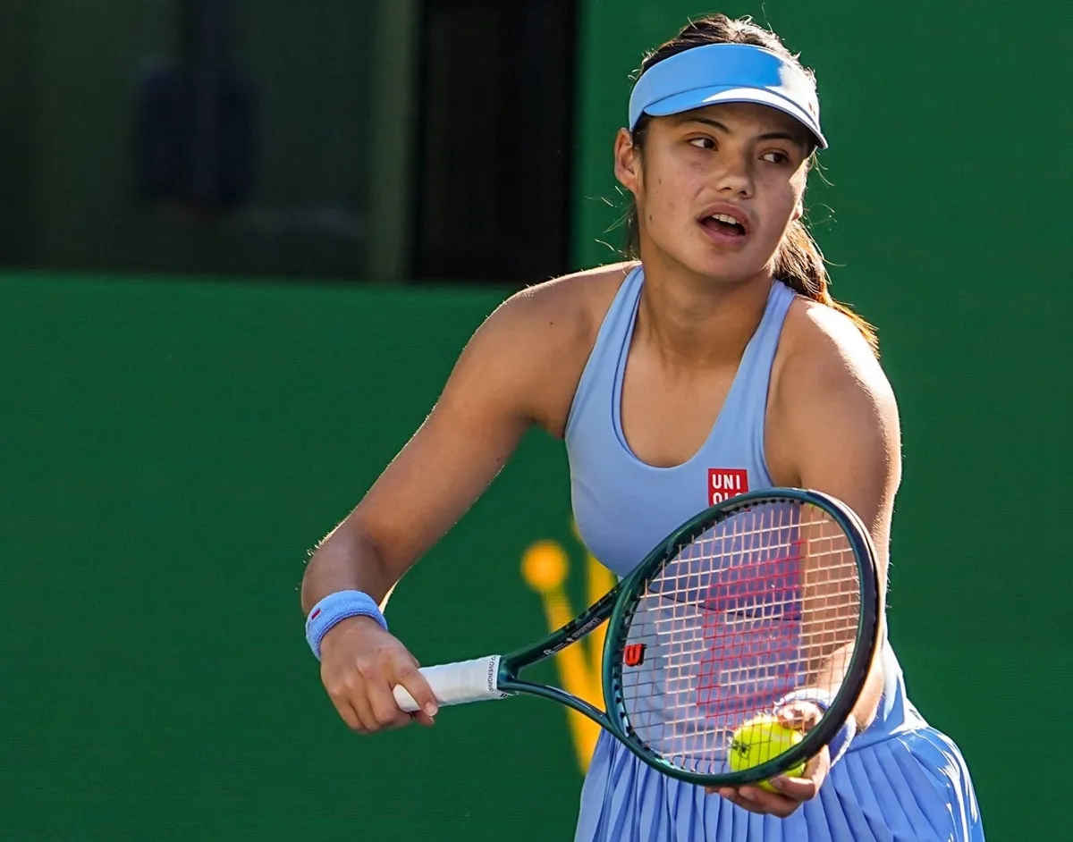 Emma Raducanu bude podávať Amande Anisimovej počas zápasu tretieho kola na turnaji BNP Paribas Open v Indian Wells v Kalifornii v nedeľu 8. marca 2026.