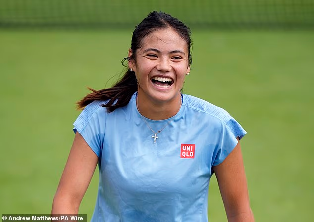 Emma Raducanu bola včera počas tréningu vo Wimbledone v dobrej nálade