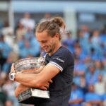 Alexander Zverev z Nemecka objíma trofej po víťazstve vo finálovom zápase mužov proti Talianovi Flaviovi Cobollimu na tenisovom turnaji French Open v Paríži v nedeľu 7. júna 2026. (AP Photo/Christophe Ena)