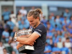 Emócie zaplavili, keď Zverev napokon vyhral French Open Alexander Zverev z Nemecka objíma trofej po víťazstve vo finálovom zápase mužov proti Talianovi Flaviovi Cobollimu na tenisovom turnaji French Open v Paríži v nedeľu 7. júna 2026. (AP Photo/Christophe Ena)