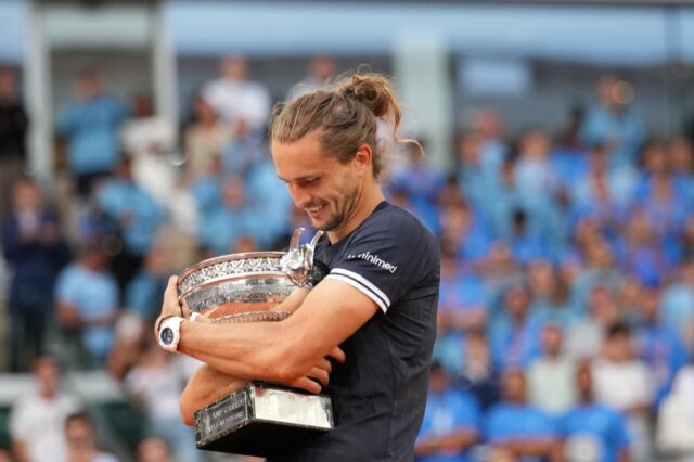 Emócie zaplavili, keď Zverev napokon vyhral French Open Alexander Zverev z Nemecka objíma trofej po víťazstve vo finálovom zápase mužov proti Talianovi Flaviovi Cobollimu na tenisovom turnaji French Open v Paríži v nedeľu 7. júna 2026. (AP Photo/Christophe Ena)