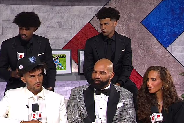 Cameron Boozer (vľavo dole) je na obrázku s bratmi Carmani (vľavo hore) a Caydenom (vpravo hore), ako aj ich rodičmi Carlosom a jeho teraz už bývalou manželkou CeCe (vpravo dole).