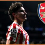 Julian Alvarez a logo Arsenalu