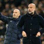 Pep Guardiola, manažér Manchestru City, reaguje, ako Enzo Maresca, manažér Chelsea (zakrytý), dáva pokyny tímu počas zápasu Premier League medzi Manchester City FC a Chelsea FC na Etihad Stadium 25. januára 2025 v Manchestri v Anglicku.