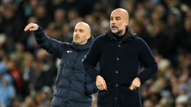 Enzo Maresca do Man City ovplyvnili rokovania Chelsea po predčasnom Pep Guardiola, manažér Manchestru City, reaguje, ako Enzo Maresca, manažér Chelsea (zakrytý), dáva pokyny tímu počas zápasu Premier League medzi Manchester City FC a Chelsea FC na Etihad Stadium 25. januára 2025 v Manchestri v Anglicku.