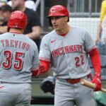 27. júna 2026; Pittsburgh, Pennsylvania, USA; Ľavý hráč Cincinnati Reds JJ Bleday (22) víta chytajúceho Joseho Trevina (35), ktorý prekračuje domácu bránku, aby skóroval proti Pittsburgh Pirates počas tretej zmeny v PNC Parku. Povinný kredit: Charles LeClaire-Imagn Images