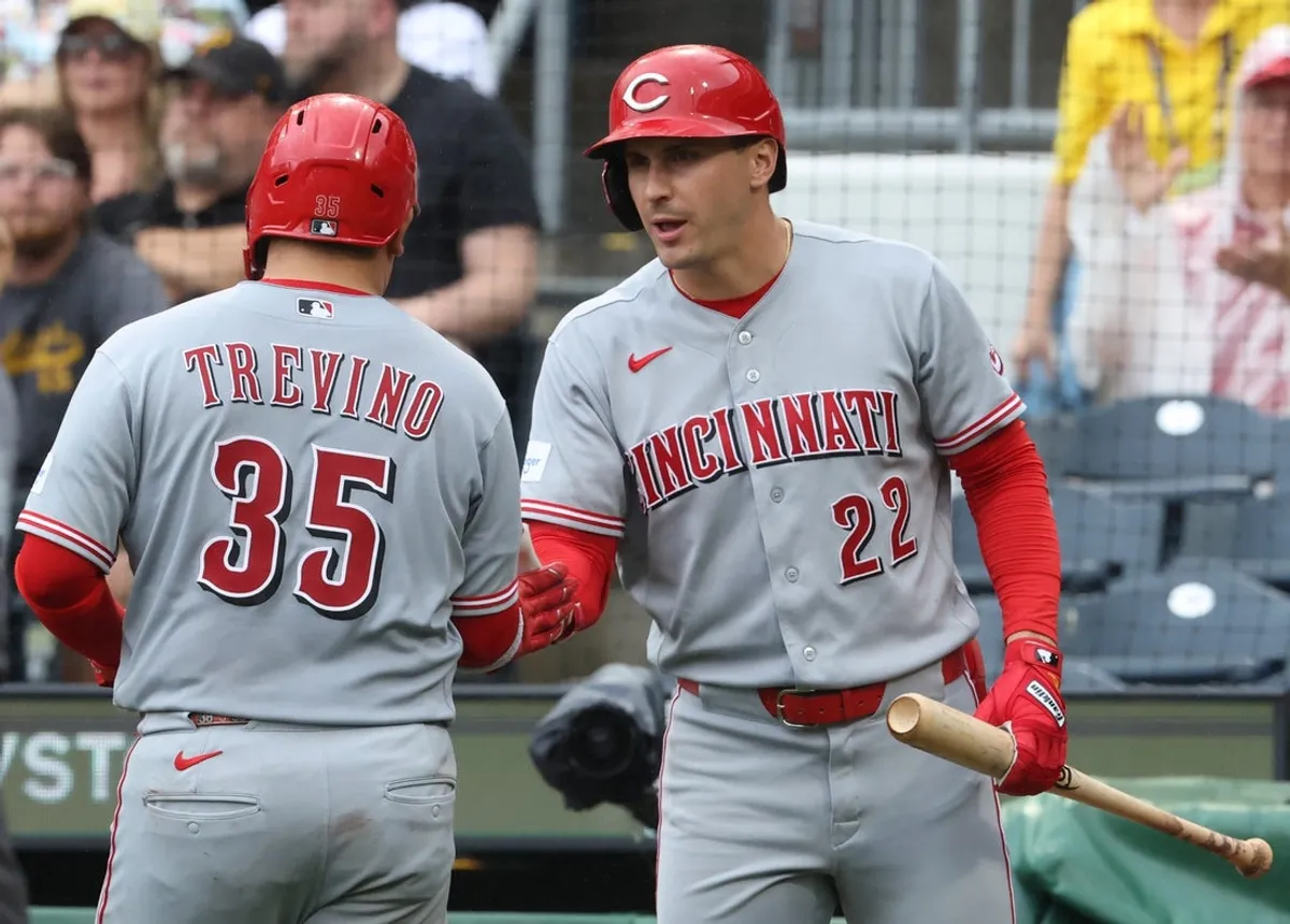 27. júna 2026; Pittsburgh, Pennsylvania, USA; Ľavý hráč Cincinnati Reds JJ Bleday (22) víta chytajúceho Joseho Trevina (35), ktorý prekračuje domácu bránku, aby skóroval proti Pittsburgh Pirates počas tretej zmeny v PNC Parku. Povinný kredit: Charles LeClaire-Imagn Images