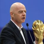 Všeobecný pohľad na prípravy v okolí štadióna Met Life, keď sa značenie mení na štadión New York New Jersey pred Majstrovstvami sveta vo futbale 2026