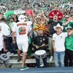 Mexickí futbaloví fanúšikovia sú na snímke v LA pred minulomesačným prípravným zápasom proti Austrálii
