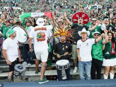 FIFA rozhodla o mexickom skandovaní proti homosexuálom pred začiatkom majstrovstiev sveta po vírusových incidentoch v rokoch 2014, 2018 a 2022 Mexickí futbaloví fanúšikovia sú na snímke v LA pred minulomesačným prípravným zápasom proti Austrálii