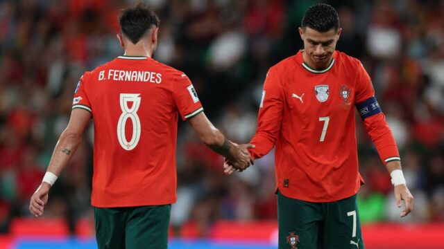 Fanúšik Cristiana Ronalda vo virálnom komentári na Instagrame požaduje, aby Bruno Fernandes „bojoval za neho“.
