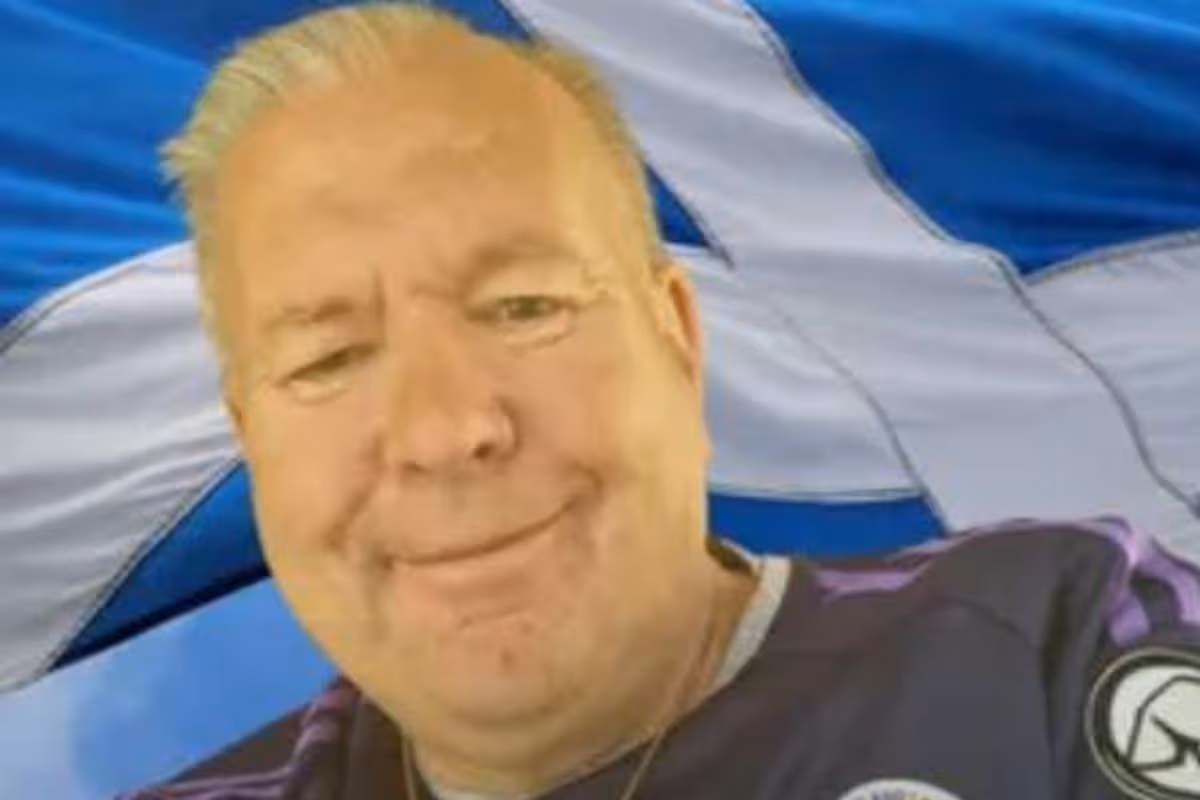 Tam si robí selfie a usmieva sa v škótskom pásme