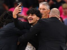 Fanúšik beží na kurt a snaží sa urobiť si selfie s Wembanyamom počas výhry Knicks Fanúšik beží na kurt a snaží sa urobiť si selfie s Wembanyamom počas výhry Knicks