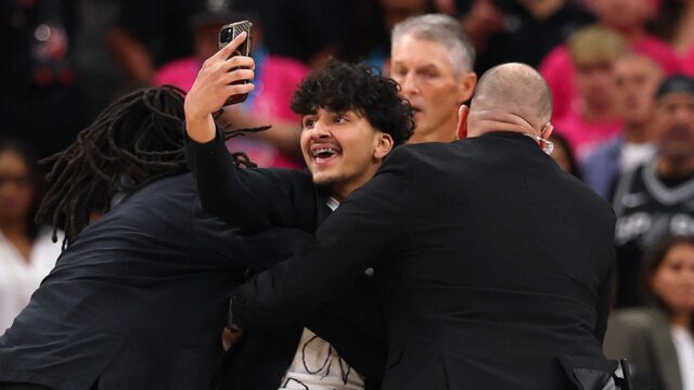Fanúšik beží na kurt a snaží sa urobiť si selfie s Wembanyamom počas výhry Knicks

