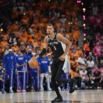 Fanúšik vbehol na kurt uprostred štvrtej štvrtiny prvého zápasu finále NBA vo Frost Bank Center, zdalo sa, že si chce urobiť selfie vedľa hviezdy zo San Antonia Victora Wembanyamu.