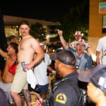 Anglickí fanúšikovia sú požiadaní Dallasovou políciou o odchod v Londoner Pub na Mockingbird Lane v Dallase. Pred úvodným zápasom Anglicka v stredu proti Chorvátsku na Majstrovstvách sveta vo futbale 2026. Dátum snímky: utorok 16. júna 2026. PA Photo. Fotografický kredit by mal znieť: James Manning/PA Wire.