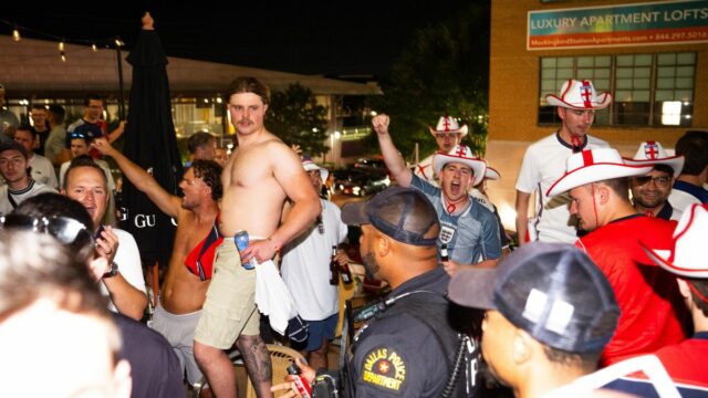 Anglickí fanúšikovia sú požiadaní Dallasovou políciou o odchod v Londoner Pub na Mockingbird Lane v Dallase. Pred úvodným zápasom Anglicka v stredu proti Chorvátsku na Majstrovstvách sveta vo futbale 2026. Dátum snímky: utorok 16. júna 2026. PA Photo. Fotografický kredit by mal znieť: James Manning/PA Wire.