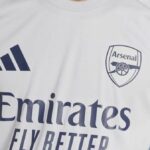 Detailný záber na sivú tréningovú košeľu Arsenal adidas