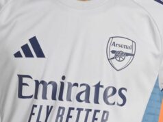 Fanúšikovia Arsenalu môžu jednoduchým spôsobom znížiť 45 libier za víťazný dres Premier League na 7,62 libier Detailný záber na sivú tréningovú košeľu Arsenal adidas