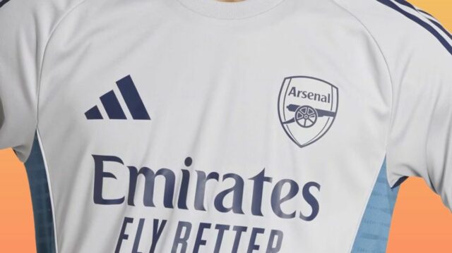 Detailný záber na sivú tréningovú košeľu Arsenal adidas