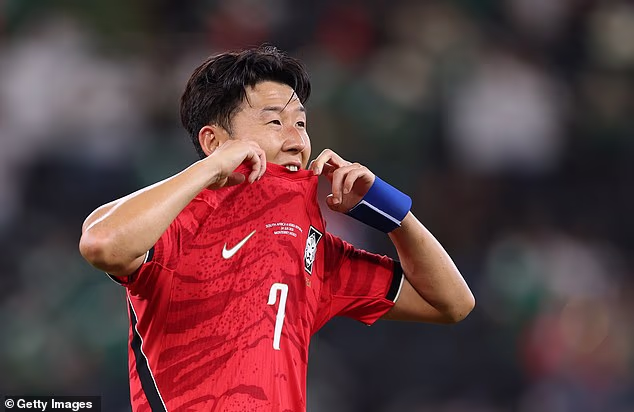 Najkontroverznejší moment skutočne prišiel pred zápasom, keď kapitán Son Heung-min vypadol zo základnej zostavy prvýkrát v kariére bývalého stredopoliara Spurs.
