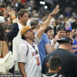 Fanúšikov Knicks bolo vidieť skandovať „Knicks in four“ po víťazstve tímu v zápase 2 v San Antoniu