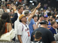 Fanúšikovia Knicks predbehli arénu Spurs a zaplavili ulice New Yorku, aby oslávili víťazstvo v druhom zápase s titulom NBA na dosah Fanúšikov Knicks bolo vidieť skandovať „Knicks in four“ po víťazstve tímu v zápase 2 v San Antoniu