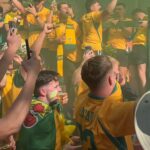 Na snímke: Fanúšikovia Socceroos oslavujú víťazstvo svojho tímu nad Tureckom v uliciach Vancouveru, kde stovky z nich boli natočené, ako skandujú „Donald Trump je sexuálny delikvent“