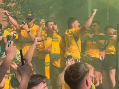 Fanúšikovia Socceroos spievajú kontroverzné skandovanie Trumpa ako „sexuálny delikvent“, keď sa na majstrovstvách sveta rýsuje zápas nevraživosti proti USA Na snímke: Fanúšikovia Socceroos oslavujú víťazstvo svojho tímu nad Tureckom v uliciach Vancouveru, kde stovky z nich boli natočené, ako skandujú „Donald Trump je sexuálny delikvent“