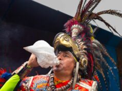 Fanúšikovia boli nútení vyhodiť 22 libier na pivo a orechy, keď Mexičania kritizovali „škandalóznu“ FIFA lastúra