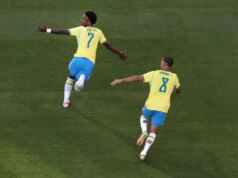 Fanúšikovia fajčia nad cenou MOTM hviezdy Realu Madrid World Cup Fanúšikovia fajčia nad cenou MOTM hviezdy Realu Madrid World Cup