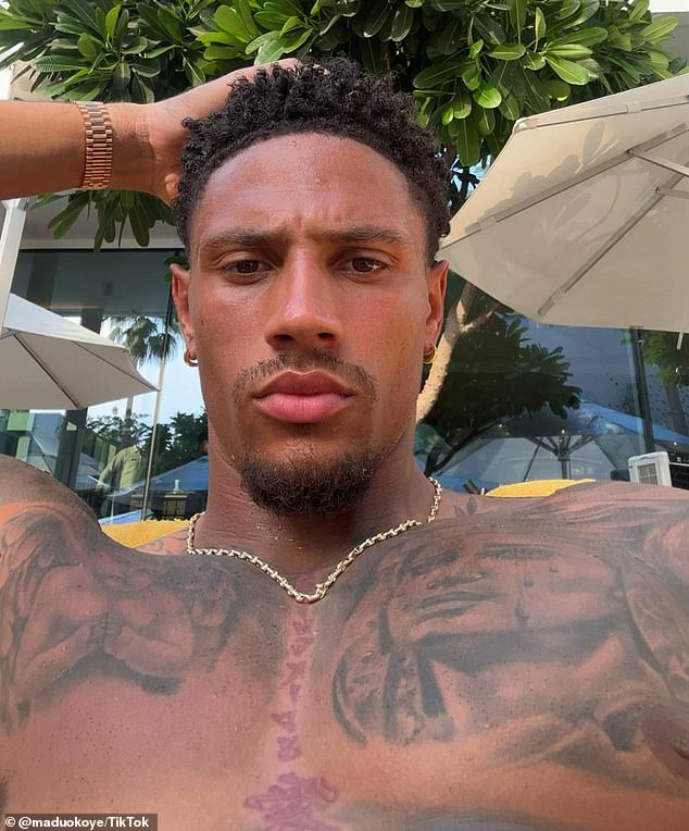 Obrovský dôraz na futbalovú zdvorilosť majstrovstiev sveta videl množstvo fanúšičiek, ktoré objavili pekného nigérijsko-nemeckého brankára Maduka Okoye (na obrázku)