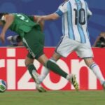 Fanúšikovia majstrovstiev sveta si myslia, že turnaj je zmanipulovaný po tom, čo sa Lionel Messi vyhol červenej karte za pečiatku
