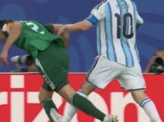 Fanúšikovia majstrovstiev sveta tvrdia, že turnaj je NAPLNENÝ, pretože Lionel Messi sa vyhýba červenej karte po tom, čo opečiatkoval alžírskeho rivala Fanúšikovia majstrovstiev sveta si myslia, že turnaj je zmanipulovaný po tom, čo sa Lionel Messi vyhol červenej karte za pečiatku