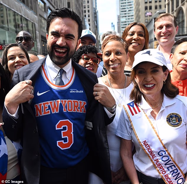 Starosta Zohran Mamdani a guvernérka Kathy Hochul sú na fotke na Knicks parade