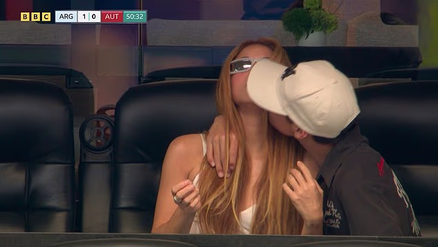 Fanúšikov majstrovstiev sveta znepokojil moment, ktorý zahŕňal Shakiru počas pondelkového zápasu