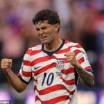 Christian Pulisic vyzerá emotívne, keď oslavuje, že USA prekonali dva góly proti Paraguaju