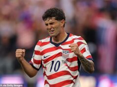 Fanúšikovia tvrdia, že Majstrovstvá sveta sú zmanipulované len pár minút po úvodnom zápase USA Christian Pulisic vyzerá emotívne, keď oslavuje, že USA prekonali dva góly proti Paraguaju