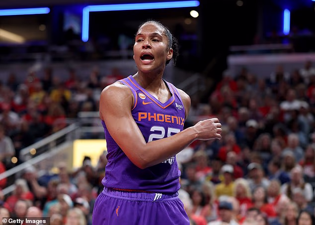 Hviezda Phoenix Mercury Alyssa Thomas bola spätne suspendovaná za úder Caitlin Clarkovej