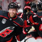 Finálový zápas Stanley Cupu 1 videl, ako Ehlers Hurricanes skóroval dvakrát proti Vegas