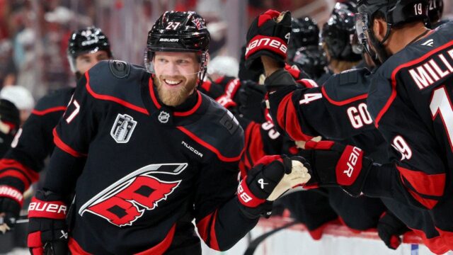 Finálový zápas Stanley Cupu 1 videl, ako Ehlers Hurricanes skóroval dvakrát proti Vegas
