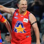 Footy legenda Tony Modra (na snímke) zahol za roh a je hore po operácii tváre v dôsledku jeho život ohrozujúcej havárie kamióna vo štvrtok večer.