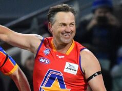Footy ikona Tony Modra zahne za roh, keď sa objavia nové podrobnosti o jeho boji o život po veľkej havárii nákladného auta – a jeho uľavená manželka žartuje o jeho strete so smrťou Footy legenda Tony Modra (na snímke) zahol za roh a je hore po operácii tváre v dôsledku jeho život ohrozujúcej havárie kamióna vo štvrtok večer.