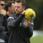 Legenda futbalistov Geelong Garry Hocking (na obrázku) odhalil, že zlodej sa ho pokúsil vtlačiť do auta, keď sa minulý štvrtok pokúsil zastaviť krádež vedľa svojho domu.