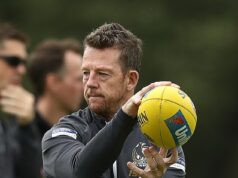 Footy legenda Garry Hocking odhaľuje hrozný moment, keď sa ho muž pokúsil rozdrviť autom, keď sa snažil zastaviť drzú krádež mimo svojho domu: „Moja žena bola v slzách“ Legenda futbalistov Geelong Garry Hocking (na obrázku) odhalil, že zlodej sa ho pokúsil vtlačiť do auta, keď sa minulý štvrtok pokúsil zastaviť krádež vedľa svojho domu.
