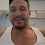 Sonny Bill Williams je zobrazený v nemocnici po núdzovej operácii na opravu abscesu, ktorý sa mu znepokojivo vytvoril blízko miechy, keď mu operovali krk.