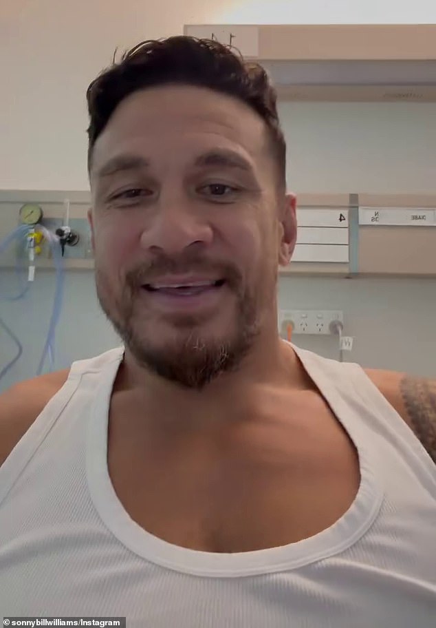Sonny Bill Williams je zobrazený v nemocnici po núdzovej operácii na opravu abscesu, ktorý sa mu znepokojivo vytvoril blízko miechy, keď mu operovali krk.
